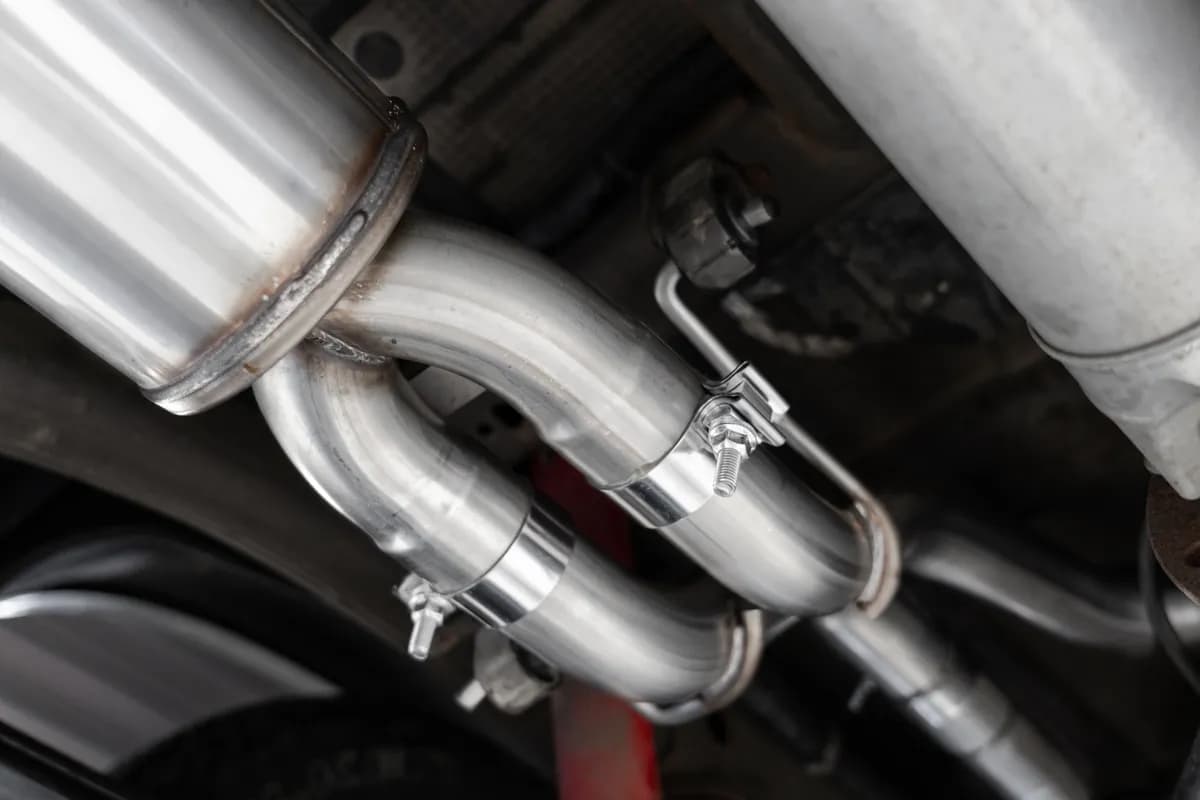 3.0 inch Cat-Back 2.5 inch Dual Split Rear Quad Carbon Fiber Tips 4.0 inch OD 19-23 Silverado/Sierra 1500 Dual Out MBRP