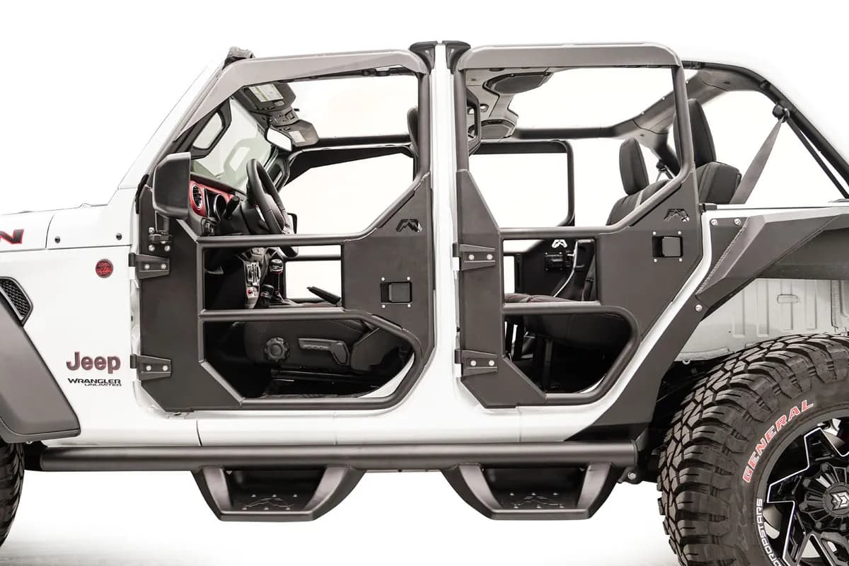 18c JL 4door; Front Door; Rattle Resistant Nonlocking Door Handles Limiting Straps