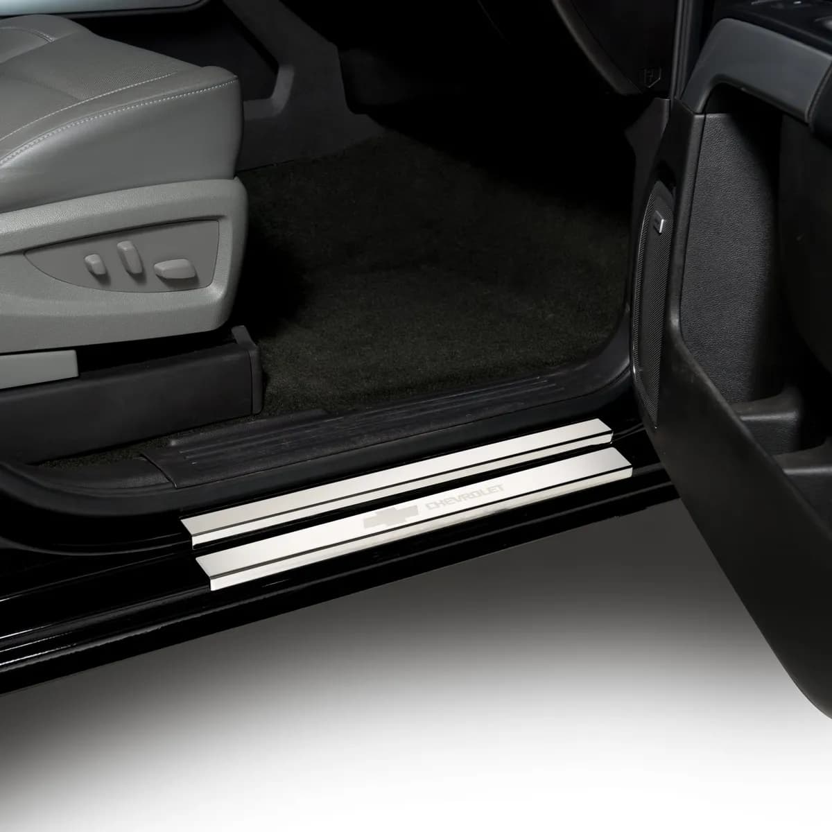 19c Silverado Crew Cab(4 Pc)w/ Bow Tie Etch Door Sills